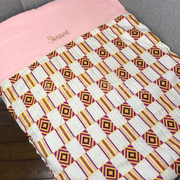 Produit puériculture | Magasin bébé Versailles | Magasin puériculture Versailles | Couverture pour bébé modèle WAX rose. Cette couverture naissance en coton et minky est idéal pour un cadeau d'anniversaire, noël ou pour une naissance (cadeau naissance / kit naissance / babyshower). Elle est fait main en France (madeinfrance) et personnalisable avec le prénom de l'enfant par BabyloveinParis / Baby love in Paris