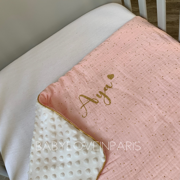 Produit puériculture | Magasin bébé Versailles | Magasin puériculture Versailles | Couverture pour bébé modèle passepoilée double gaze rose. Cette couverture naissance en coton et minky est idéal pour un cadeau d'anniversaire, noël ou pour une naissance (cadeau naissance / kit naissance / babyshower). Elle est fait main en France (madeinfrance) et personnalisable avec le prénom de l'enfant par BabyloveinParis / Baby love in Paris
