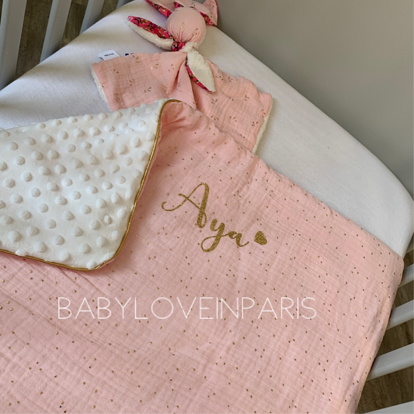 Produit puériculture | Magasin bébé Versailles | Magasin puériculture Versailles | Couverture pour bébé modèle passepoilée double gaze rose. Cette couverture naissance en coton et minky est idéal pour un cadeau d'anniversaire, noël ou pour une naissance (cadeau naissance / kit naissance / babyshower). Elle est fait main en France (madeinfrance) et personnalisable avec le prénom de l'enfant par BabyloveinParis / Baby love in Paris