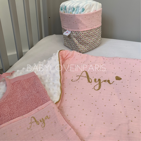 Produit puériculture | Magasin bébé Versailles | Magasin puériculture Versailles | Couverture pour bébé modèle passepoilée double gaze rose. Cette couverture naissance en coton et minky est idéal pour un cadeau d'anniversaire, noël ou pour une naissance (cadeau naissance / kit naissance / babyshower). Elle est fait main en France (madeinfrance) et personnalisable avec le prénom de l'enfant par BabyloveinParis / Baby love in Paris