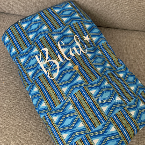 Produit puériculture | Magasin bébé Versailles | Magasin puériculture Versailles | Couverture pour bébé modèle WAX bleu. Cette couverture naissance en coton et minky est idéal pour un cadeau d'anniversaire, noël ou pour une naissance (cadeau naissance / kit naissance / babyshower). Elle est fait main en France (madeinfrance) et personnalisable avec le prénom de l'enfant par BabyloveinParis / Baby love in Paris