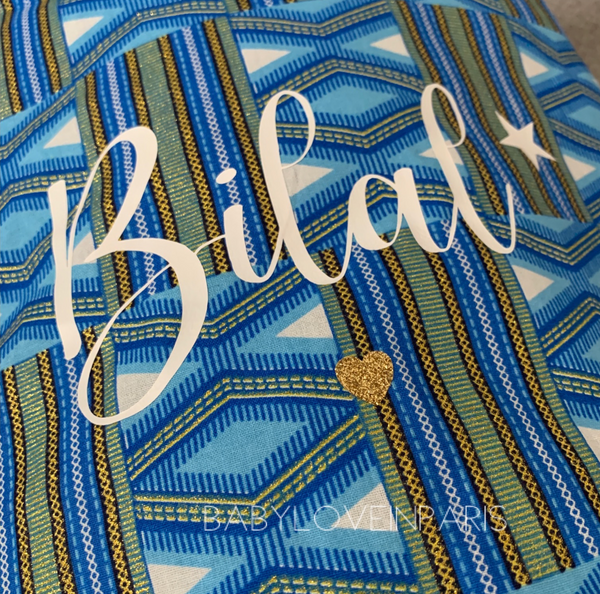 Produit puériculture | Magasin bébé Versailles | Magasin puériculture Versailles | Couverture pour bébé modèle WAX bleu. Cette couverture naissance en coton et minky est idéal pour un cadeau d'anniversaire, noël ou pour une naissance (cadeau naissance / kit naissance / babyshower). Elle est fait main en France (madeinfrance) et personnalisable avec le prénom de l'enfant par BabyloveinParis / Baby love in Paris
