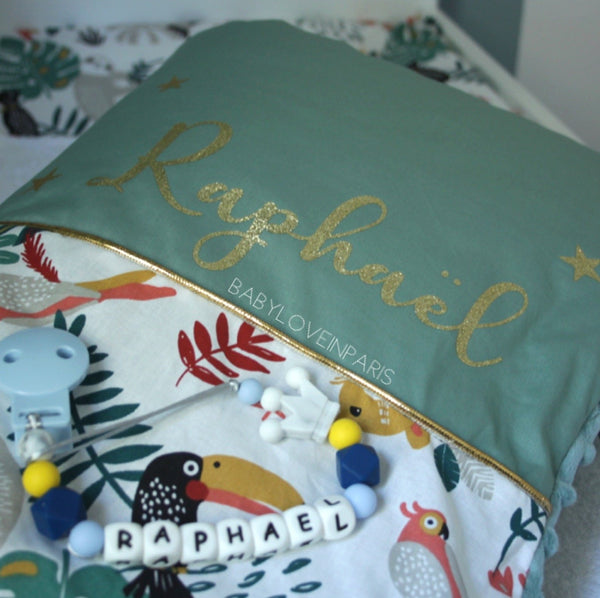 Produit puériculture | Magasin bébé Versailles | Magasin puériculture Versailles | Couverture pour bébé modèle jungle blanc. Cette couverture naissance en coton et minky est idéal pour un cadeau d'anniversaire, noël ou pour une naissance (cadeau naissance / kit naissance / babyshower). Elle est fait main en France (madeinfrance) et personnalisable avec le prénom de l'enfant par BabyloveinParis / Baby love in Paris