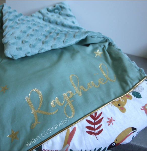 Produit puériculture | Magasin bébé Versailles | Magasin puériculture Versailles | Couverture pour bébé modèle jungle blanc. Cette couverture naissance en coton et minky est idéal pour un cadeau d'anniversaire, noël ou pour une naissance (cadeau naissance / kit naissance / babyshower). Elle est fait main en France (madeinfrance) et personnalisable avec le prénom de l'enfant par BabyloveinParis / Baby love in Paris