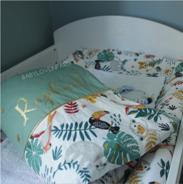Produit puériculture | Magasin bébé Versailles | Magasin puériculture Versailles | Couverture pour bébé modèle jungle blanc. Cette couverture naissance en coton et minky est idéal pour un cadeau d'anniversaire, noël ou pour une naissance (cadeau naissance / kit naissance / babyshower). Elle est fait main en France (madeinfrance) et personnalisable avec le prénom de l'enfant par BabyloveinParis / Baby love in Paris