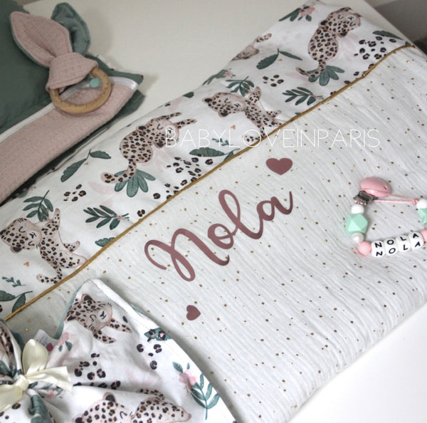 Produit puériculture | Magasin bébé Versailles | Magasin puériculture Versailles | Couverture pour bébé modèle mon petit guépard. Cette couverture naissance en coton et minky est idéal pour un cadeau d'anniversaire, noël ou pour une naissance (cadeau naissance / kit naissance / babyshower). Elle est fait main en France (madeinfrance) et personnalisable avec le prénom de l'enfant par BabyloveinParis / Baby love in Paris