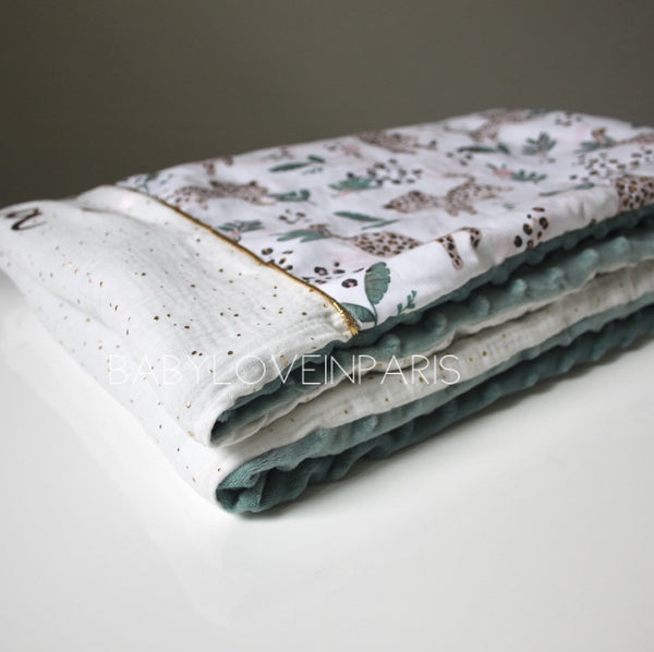 Produit puériculture | Magasin bébé Versailles | Magasin puériculture Versailles | Couverture pour bébé modèle mon petit guépard. Cette couverture naissance en coton et minky est idéal pour un cadeau d'anniversaire, noël ou pour une naissance (cadeau naissance / kit naissance / babyshower). Elle est fait main en France (madeinfrance) et personnalisable avec le prénom de l'enfant par BabyloveinParis / Baby love in Paris