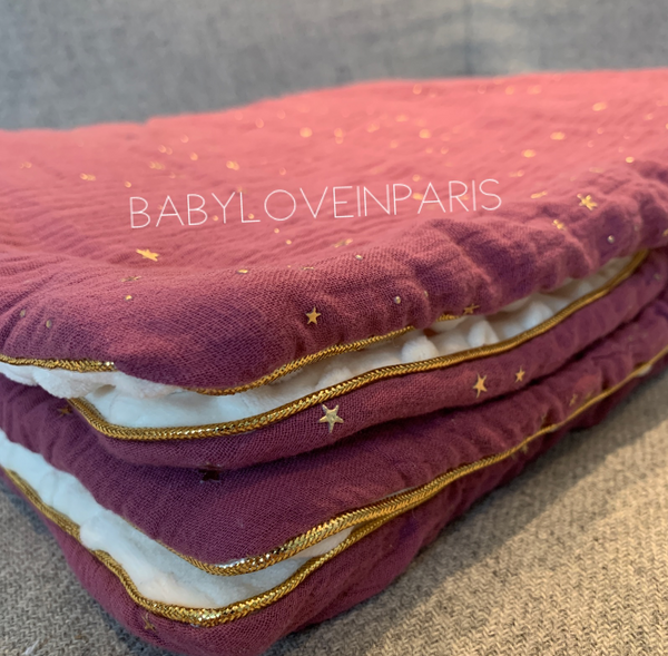 Produit puériculture | Magasin bébé Versailles | Magasin puériculture Versailles | Couverture pour bébé modèle passepoilée double gaze. Cette couverture naissance en coton et minky est idéal pour un cadeau d'anniversaire, noël ou pour une naissance (cadeau naissance / kit naissance / babyshower). Elle est fait main en France (madeinfrance) et personnalisable avec le prénom de l'enfant par BabyloveinParis / Baby love in Paris