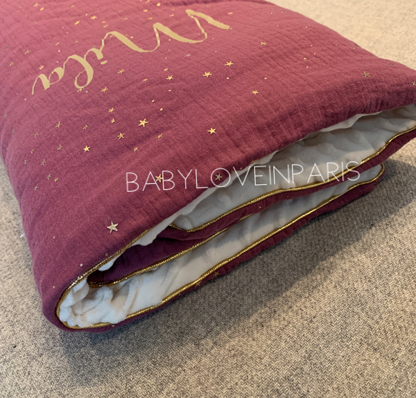 Produit puériculture | Magasin bébé Versailles | Magasin puériculture Versailles | Couverture pour bébé modèle passepoilée double gaze. Cette couverture naissance en coton et minky est idéal pour un cadeau d'anniversaire, noël ou pour une naissance (cadeau naissance / kit naissance / babyshower). Elle est fait main en France (madeinfrance) et personnalisable avec le prénom de l'enfant par BabyloveinParis / Baby love in Paris