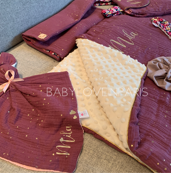 Produit puériculture | Magasin bébé Versailles | Magasin puériculture Versailles | Couverture pour bébé modèle passepoilée double gaze. Cette couverture naissance en coton et minky est idéal pour un cadeau d'anniversaire, noël ou pour une naissance (cadeau naissance / kit naissance / babyshower). Elle est fait main en France (madeinfrance) et personnalisable avec le prénom de l'enfant par BabyloveinParis / Baby love in Paris
