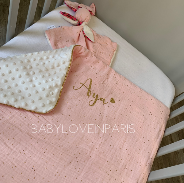 Produit puériculture | Magasin bébé Versailles | Magasin puériculture Versailles | Couverture pour bébé modèle passepoilée double gaze. Cette couverture naissance en coton et minky est idéal pour un cadeau d'anniversaire, noël ou pour une naissance (cadeau naissance / kit naissance / babyshower). Elle est fait main en France (madeinfrance) et personnalisable avec le prénom de l'enfant par BabyloveinParis / Baby love in Paris