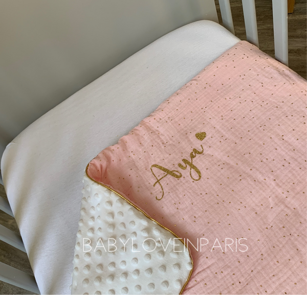 Produit puériculture | Magasin bébé Versailles | Magasin puériculture Versailles | Couverture pour bébé modèle passepoilée double gaze. Cette couverture naissance en coton et minky est idéal pour un cadeau d'anniversaire, noël ou pour une naissance (cadeau naissance / kit naissance / babyshower). Elle est fait main en France (madeinfrance) et personnalisable avec le prénom de l'enfant par BabyloveinParis / Baby love in Paris