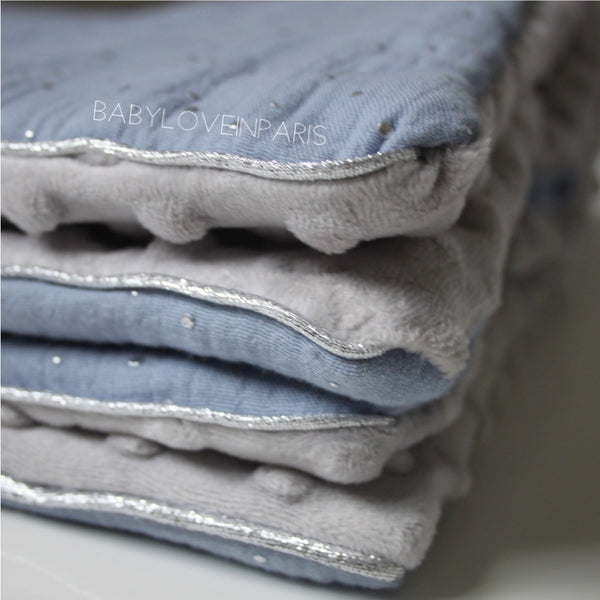 Produit puériculture | Magasin bébé Versailles | Magasin puériculture Versailles | Couverture pour bébé modèle passepoilée double gaze. Cette couverture naissance en coton et minky est idéal pour un cadeau d'anniversaire, noël ou pour une naissance (cadeau naissance / kit naissance / babyshower). Elle est fait main en France (madeinfrance) et personnalisable avec le prénom de l'enfant par BabyloveinParis / Baby love in Paris