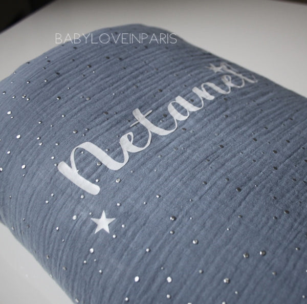 Produit puériculture | Magasin bébé Versailles | Magasin puériculture Versailles | Couverture pour bébé modèle passepoilée double gaze. Cette couverture naissance en coton et minky est idéal pour un cadeau d'anniversaire, noël ou pour une naissance (cadeau naissance / kit naissance / babyshower). Elle est fait main en France (madeinfrance) et personnalisable avec le prénom de l'enfant par BabyloveinParis / Baby love in Paris