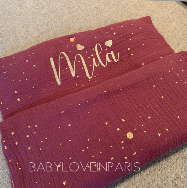 Produit puériculture | Magasin bébé Versailles | Magasin puériculture Versailles | Matelas à langer nomade pour lit de bébé modèle double gaze fait main et personnalisé avec le prénom de l'enfant par BabyloveinParis / Baby love in Paris. Il est fabriqué en France et peut être fait sur mesure. Fourni avec une serviette en éponge amovible pour faciliter le lavage en machine ou à la main. C'est le cadeau idéal pour un anniversaire, noël ou une naissance (cadeau naissance / kit naissance / babyshower)