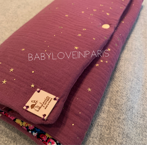 Produit puériculture | Magasin bébé Versailles | Magasin puériculture Versailles | Matelas à langer nomade pour lit de bébé modèle double gaze fait main et personnalisé avec le prénom de l'enfant par BabyloveinParis / Baby love in Paris. Il est fabriqué en France et peut être fait sur mesure. Fourni avec une serviette en éponge amovible pour faciliter le lavage en machine ou à la main. C'est le cadeau idéal pour un anniversaire, noël ou une naissance (cadeau naissance / kit naissance / babyshower)