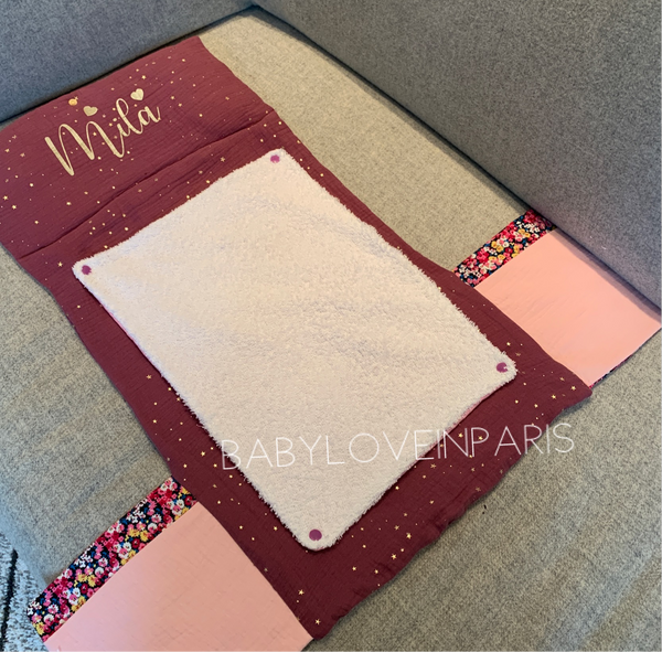 Produit puériculture | Magasin bébé Versailles | Magasin puériculture Versailles | Matelas à langer nomade pour lit de bébé modèle double gaze fait main et personnalisé avec le prénom de l'enfant par BabyloveinParis / Baby love in Paris. Il est fabriqué en France et peut être fait sur mesure. Fourni avec une serviette en éponge amovible pour faciliter le lavage en machine ou à la main. C'est le cadeau idéal pour un anniversaire, noël ou une naissance (cadeau naissance / kit naissance / babyshower)