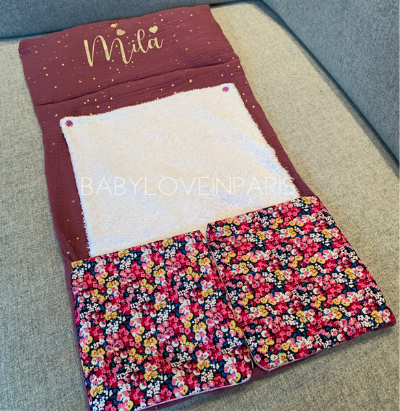 Produit puériculture | Magasin bébé Versailles | Magasin puériculture Versailles | Matelas à langer nomade pour lit de bébé modèle double gaze fait main et personnalisé avec le prénom de l'enfant par BabyloveinParis / Baby love in Paris. Il est fabriqué en France et peut être fait sur mesure. Fourni avec une serviette en éponge amovible pour faciliter le lavage en machine ou à la main. C'est le cadeau idéal pour un anniversaire, noël ou une naissance (cadeau naissance / kit naissance / babyshower)
