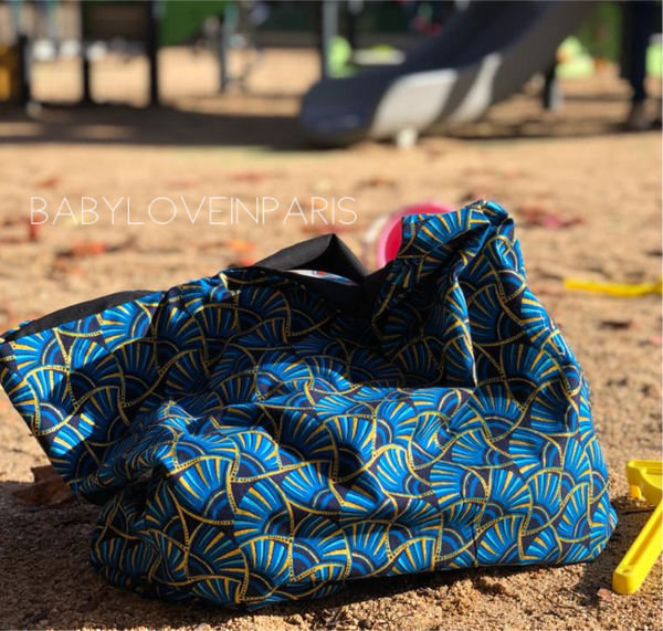 Produit puériculture | Magasin bébé Versailles | Magasin puériculture Versailles | Sac XXL WAX pour parent personnalisé avec le prénom de l'enfant fait main en France (madeinfrance) par BabyloveinParis / Baby love in Paris. Ce cabas ou sac épaule est assez grand pour transporter tous le nécessaires de bébé ou pour servir de sac de plage