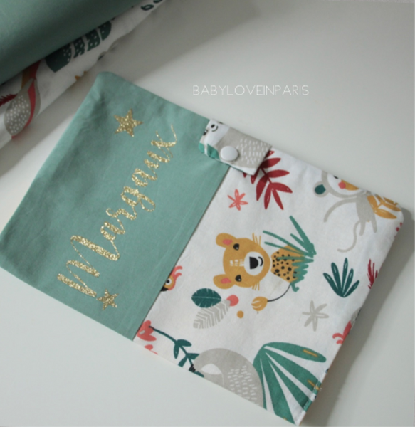Produit puériculture | Magasin bébé Versailles | Magasin puériculture Versailles | Protège document / Protège carnet de santé modèle jungle fait main en France (madeinfrance) et personnalisé avec le prénom de l'enfant par BabyloveinParis / Baby love in Paris. C'est le cadeau idéal pour une naissance (cadeau naissance, kit naissance, babyshower)